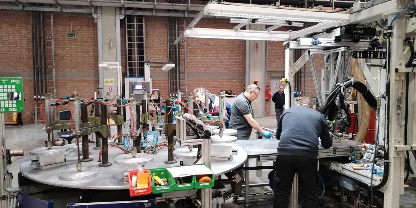 Miniştrii Florin Barbu şi Ştefan Radu Oprea, la inaugurarea unei fabrici în judeţul Olt, investiţie de 8 milioane de euro / Barbu: România conduce topul ţărilor europene la creşterea producţiei industriale / Oprea: De la Balş se va exporta în toată Europa