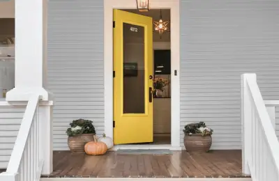 6 culori pentru ușa de la intrare care schimbă complet fațada casei