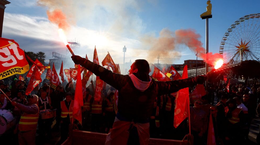 Macron le cere, de la Barcelona, manifestanţilor împotriva reformei sale a pensionării o mobilizare ”fără violenţe”