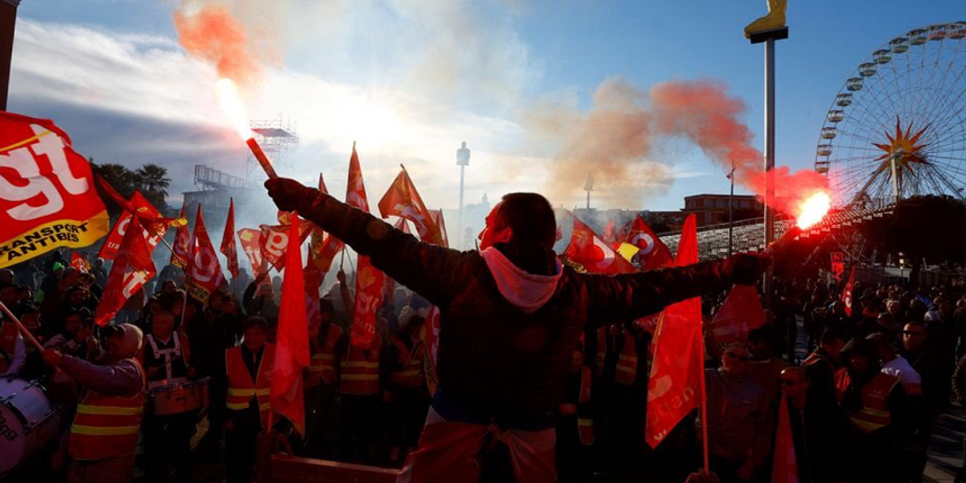 Macron le cere, de la Barcelona, manifestanţilor împotriva reformei sale a pensionării o mobilizare ”fără violenţe”