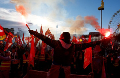 Macron le cere, de la Barcelona, manifestanţilor împotriva reformei sale a pensionării o mobilizare ”fără violenţe”