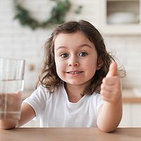 Hidratarea corectă a copiilor: de ce să le oferi apă de izvor, nu apă la PET?
