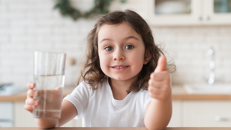 Hidratarea corectă a copiilor: de ce să le oferi apă de izvor, nu apă la PET?