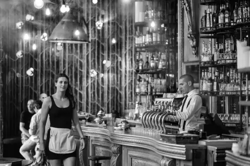 Idei și tendințe privind amenajarea unui bar în stil industrial