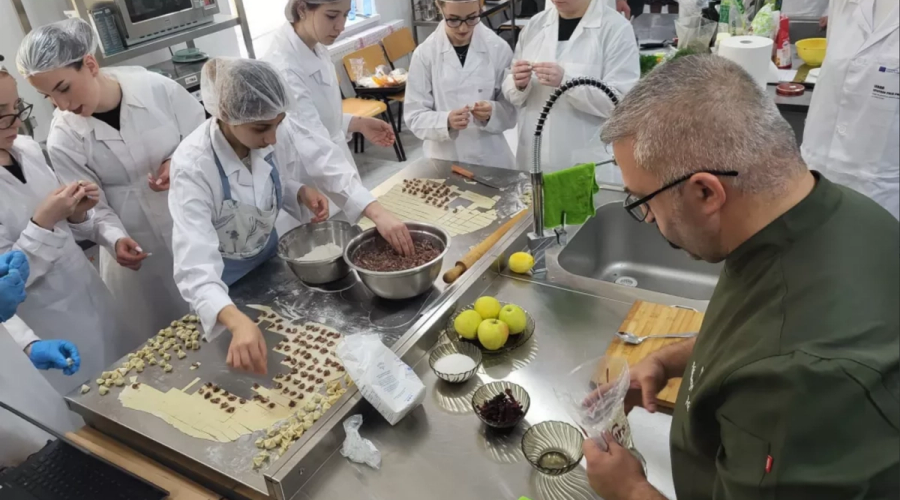 Tradiție, gust și educație: Săptămâna Bucătăriei Turcești, celebrată la Liceul „Gheorghe Miron Costin”