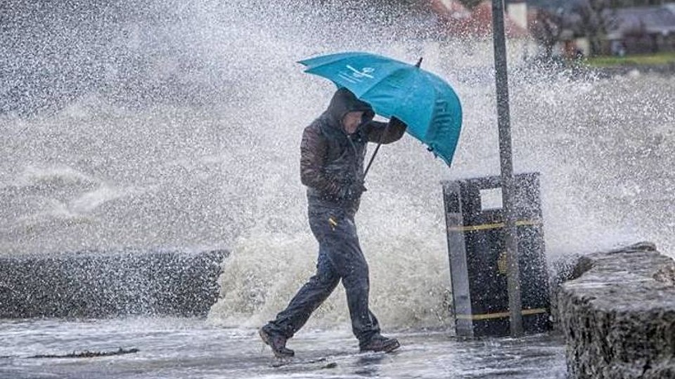 Prognoza meteo, 23 aprilie. Frig, ploi și vânt puternic în următoarele ore. Meteorologii au anunțat când se încălzește vremea