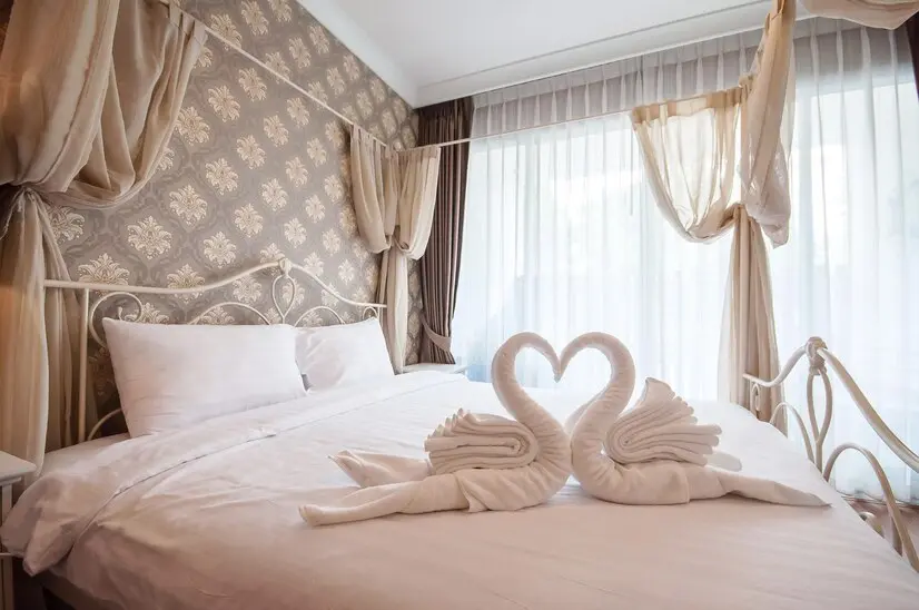 Perdelele, rulourile sau jaluzelele și rolul lor în amenajarea unui dormitor matrimonial