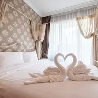 Perdelele, rulourile sau jaluzelele și rolul lor în amenajarea unui dormitor matrimonial