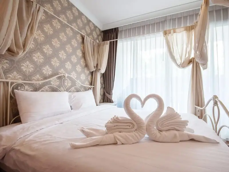 Perdelele, rulourile sau jaluzelele și rolul lor în amenajarea unui dormitor matrimonial