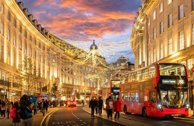 Vola.ro: Principalele opţiuni ale românilor pentru minivacanţa de 1 Decembrie la târgurile de Crăciun din Europa sunt Londra, Paris, Roma, Viena, Milano şi Bruxelles. Cel mai ieftin bilet de avion a pornit de la 39 de euro