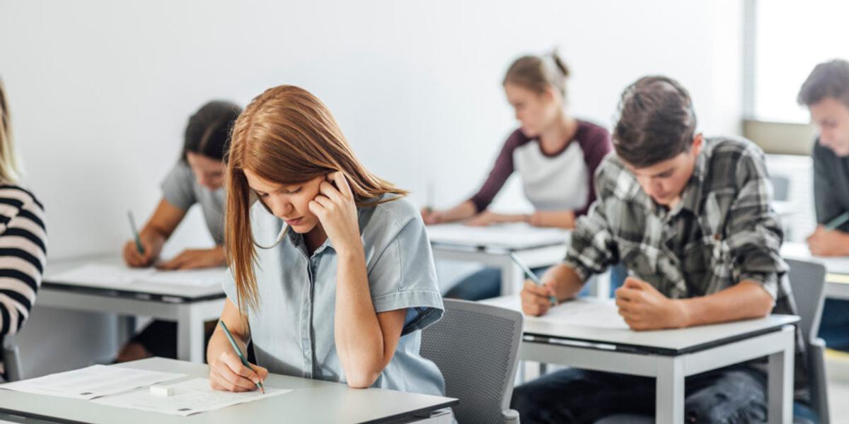 Update: Subiecte și Barem Simulare Bac 2026: a început proba la alegere a profilului. Elevii au 3 ore pentru rezolvarea subiectelor