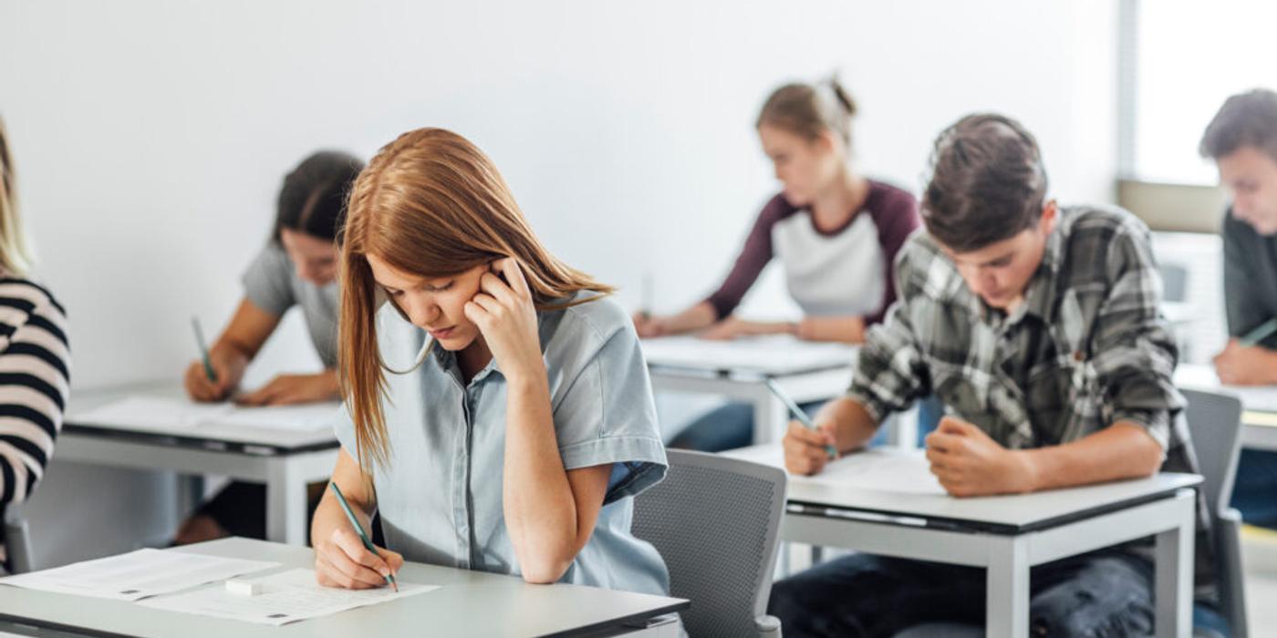 Update: Subiecte și Barem Simulare Bac 2026: a început proba la alegere a profilului. Elevii au 3 ore pentru rezolvarea subiectelor