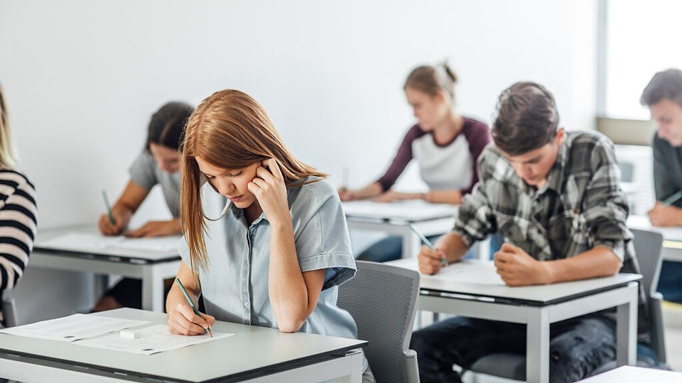 Update: Subiecte și Barem Simulare Bac 2026: a început proba la alegere a profilului. Elevii au 3 ore pentru rezolvarea subiectelor