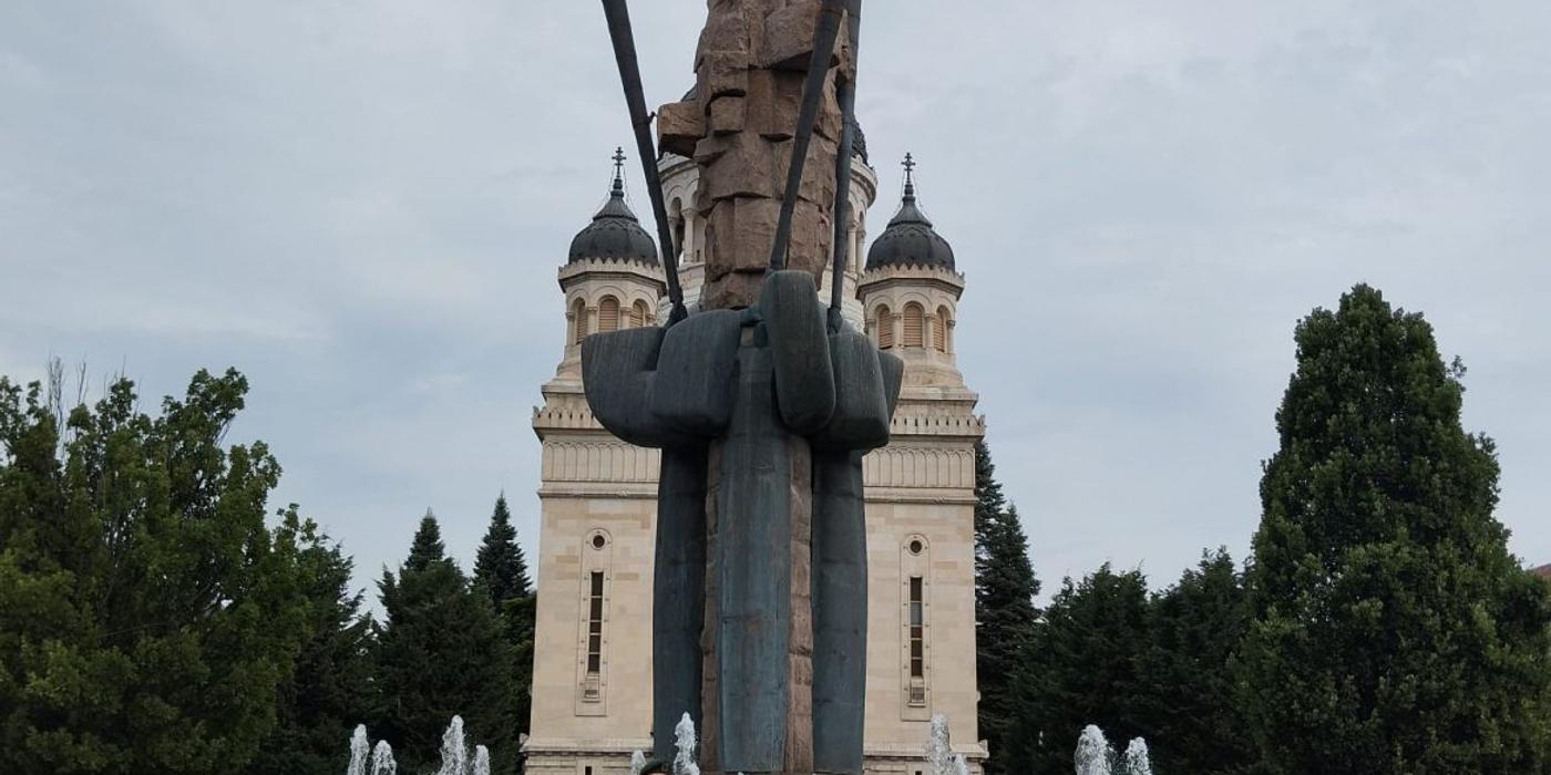 Reprezentanții CJ Cluj au participat miercuri, 26 iunie, în Piața Avram Iancu din Cluj-Napoca, la înălțarea Drapelului Național