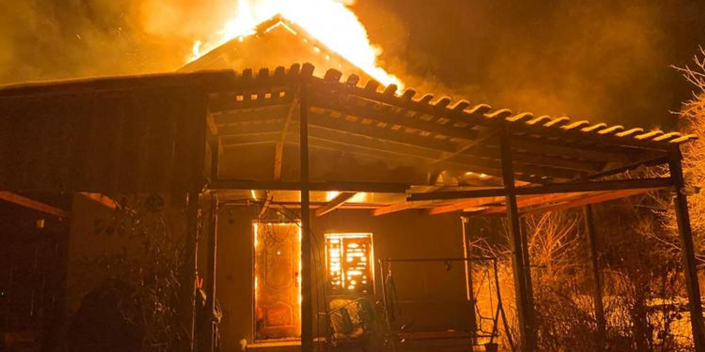 Eforturi incredibile ale pompierilor clujeni pentru salvarea a două persoane surprinse de un incendiu în Dej