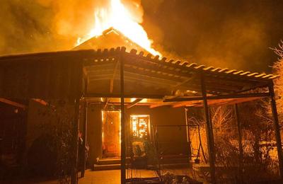 Eforturi incredibile ale pompierilor clujeni pentru salvarea a două persoane surprinse de un incendiu în Dej