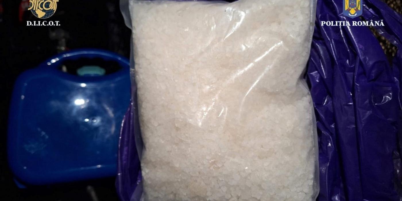 Femeie prinsă în Cluj-Napoca cu peste un kilogram de droguri de mare risc, ascunse în roata de rezervă a mașinii