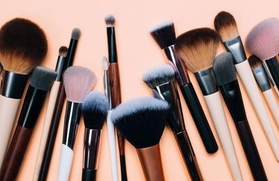 Cât de des ar trebui să vă spălați pensulele de machiaj?
