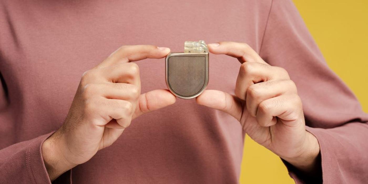 Ce este și cum funcționează un defibrilator cardiac?