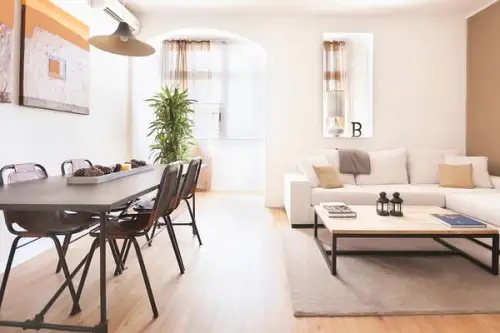 Amenajare contemporana in spatiul unei cladiri cu arhitectura veche