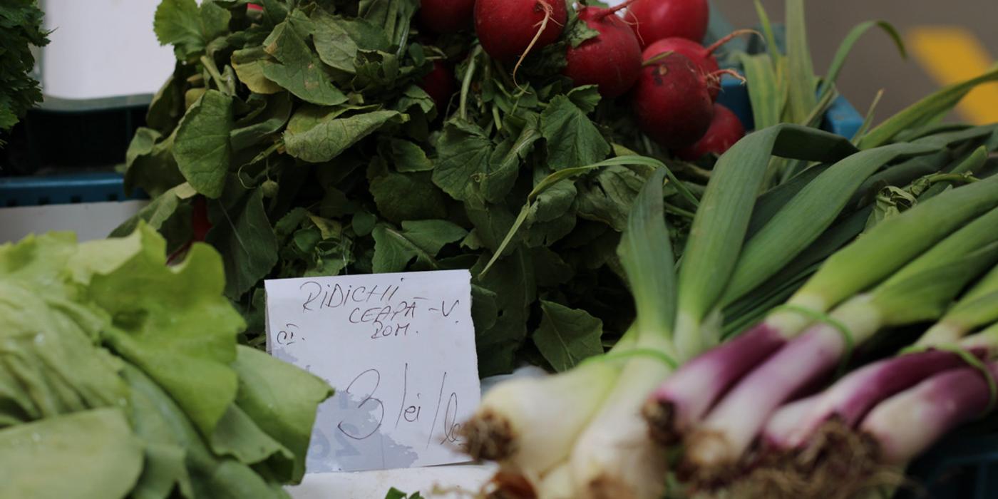 Paradoxul din Piața Zorilor: Prețuri înghețate, dar tarabe fără clienți. „Cumpărăm mai puțin, coșul e tot mai ușor”