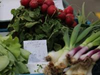 Paradoxul din Piața Zorilor: Prețuri înghețate, dar tarabe fără clienți. „Cumpărăm mai puțin, coșul e tot mai ușor”