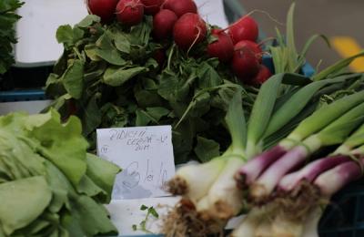 Paradoxul din Piața Zorilor: Prețuri înghețate, dar tarabe fără clienți. „Cumpărăm mai puțin, coșul e tot mai ușor”