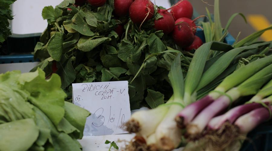 Paradoxul din Piața Zorilor: Prețuri înghețate, dar tarabe fără clienți. „Cumpărăm mai puțin, coșul e tot mai ușor”