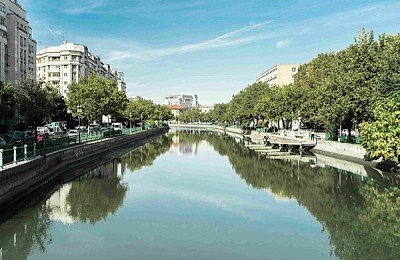 Bucureștiul pe înțelesul turiștilor: cele mai accesibile moduri prin care te deplasezi și unde merită să te cazezi ca să economisești timp