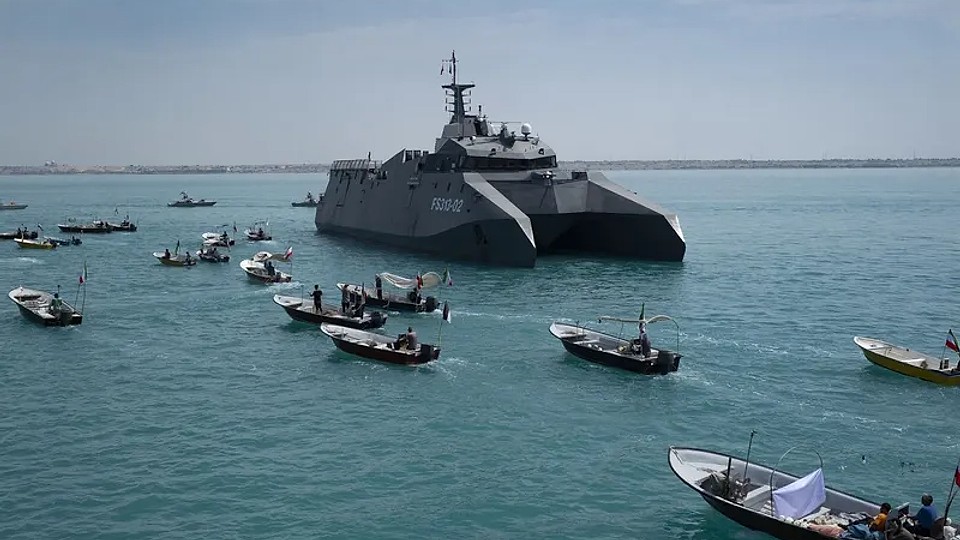 Iran blochează Strâmtoarea Ormuz, coridorul internațional al petrolului. Are de înfruntat armata SUA