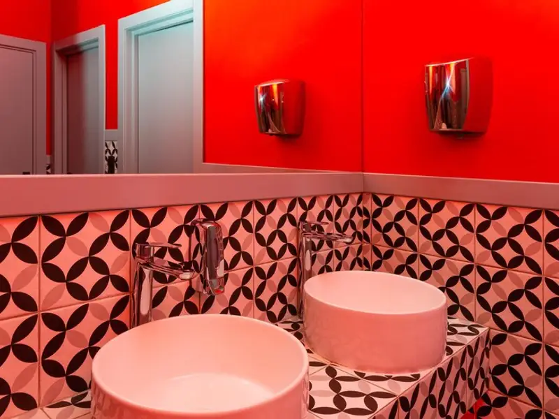 Aspecte de care trebuie să ții cont când amenajezi o baie în roșu și negru