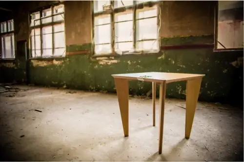 Made in Romania: Masa X, o poveste luminoasa in lemn stratificat