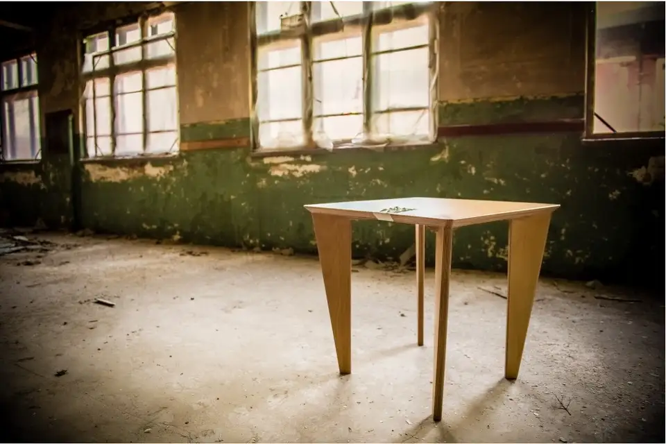 Made in Romania: Masa X, o poveste luminoasa in lemn stratificat