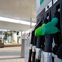 Surpriză la pompă joi dimineață. O mare rețea de benzinării a ieftinit semnificativ benzina și motorina