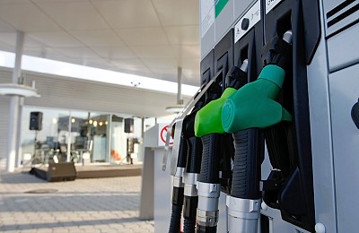 Surpriză la pompă joi dimineață. O mare rețea de benzinării a ieftinit semnificativ benzina și motorina