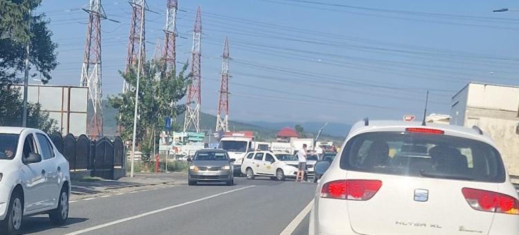 Accident rutier între un taxi și o mașină, în această dimineață, la intrarea în Florești