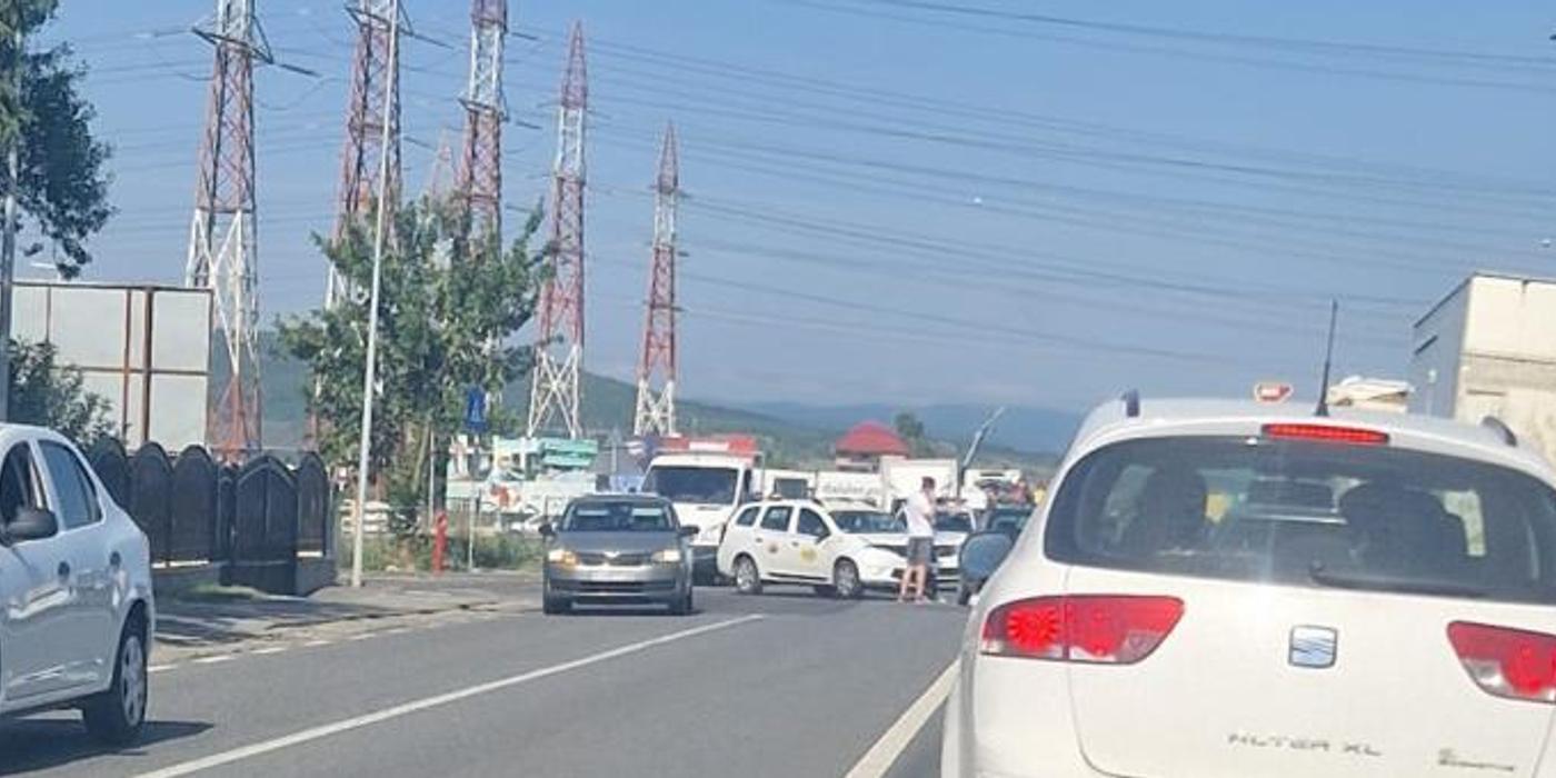 Accident rutier între un taxi și o mașină, în această dimineață, la intrarea în Florești