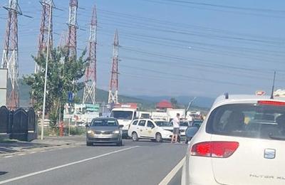 Accident rutier între un taxi și o mașină, în această dimineață, la intrarea în Florești