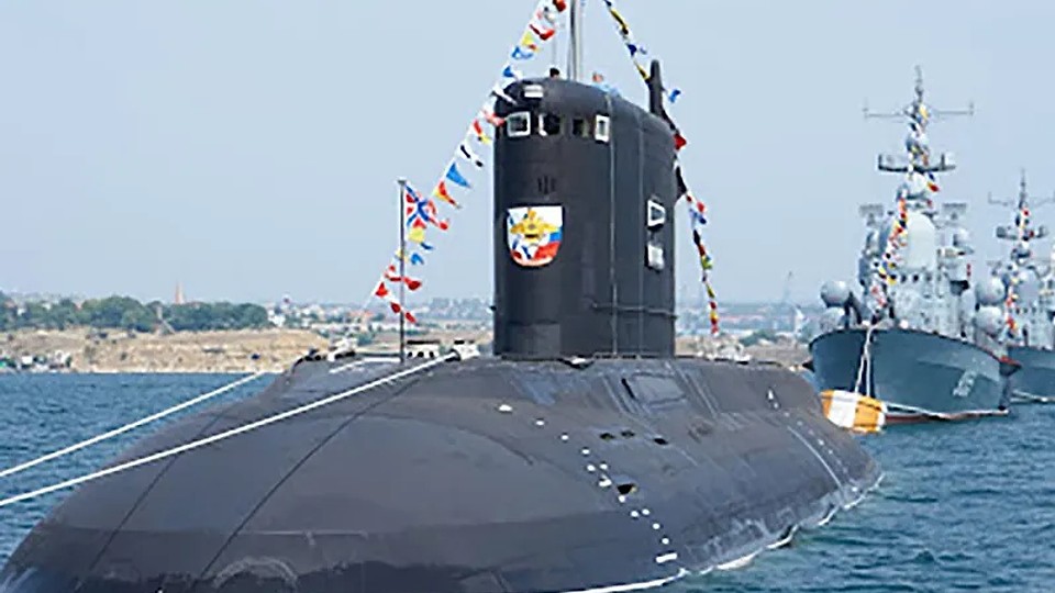 Rușii au scufundat barje la intrarea în portul Novorossiisk de teama Ucrainei. Și-au blocat Flota Mării Negre