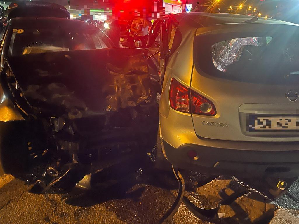 Două mașini s-au ciocnit noaptea trecută pe strada Vâlcele din municipiul Dej