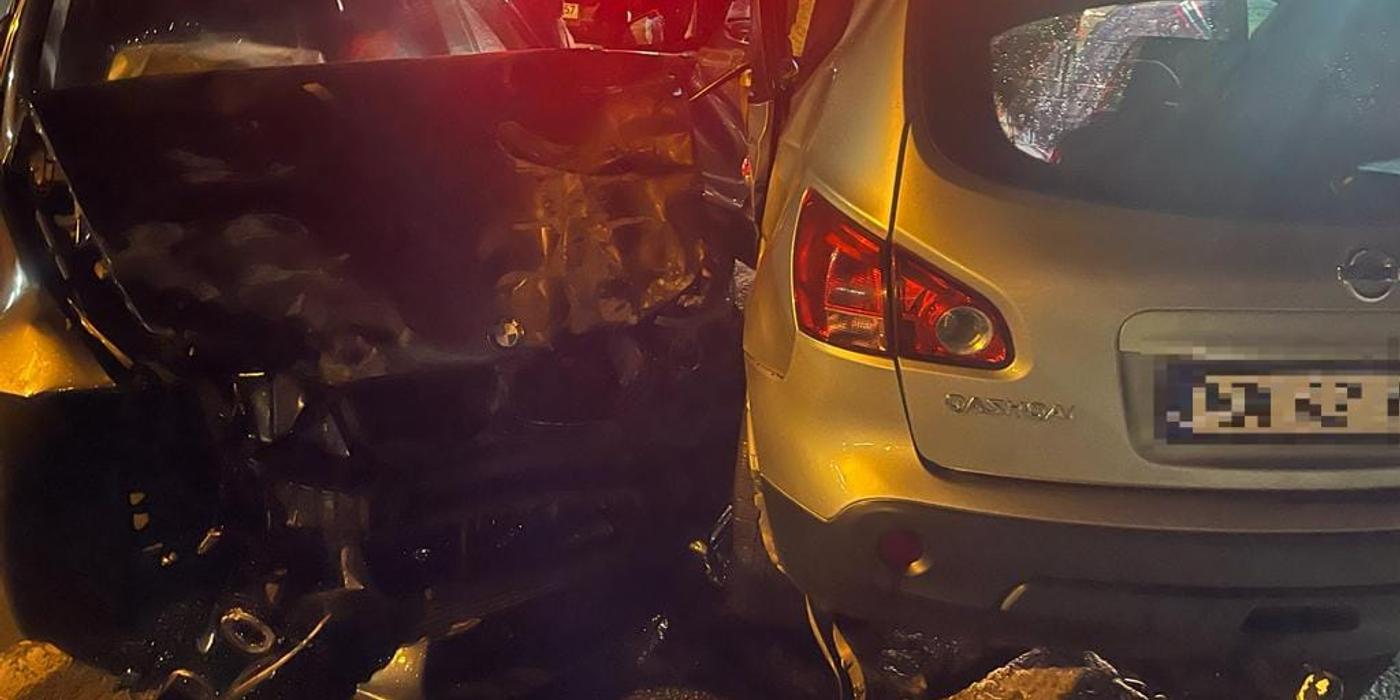 Două mașini s-au ciocnit noaptea trecută pe strada Vâlcele din municipiul Dej