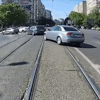 Tramvai prin București, printre gropi și șoferi grăbiți: o zi din viața unui vatman