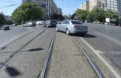 Tramvai prin București, printre gropi și șoferi grăbiți: o zi din viața unui vatman