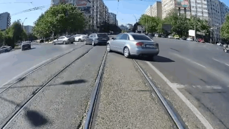 Tramvai prin București, printre gropi și șoferi grăbiți: o zi din viața unui vatman
