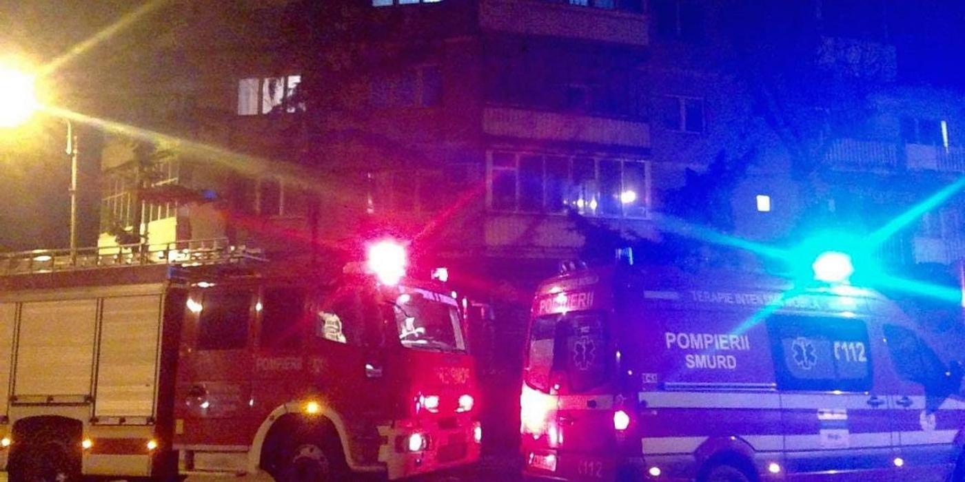 O locuință de pe strada Cicoarei din municipiul Câmpia Turzii a fost cuprinsă de flăcări în noaptea de marți spre miercuri