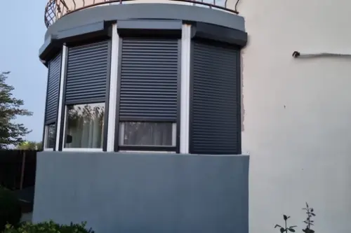 Soluții de protecție și design exterior de la V Shades: Închidere balcon și terasă, pergole și rulouri exterioare