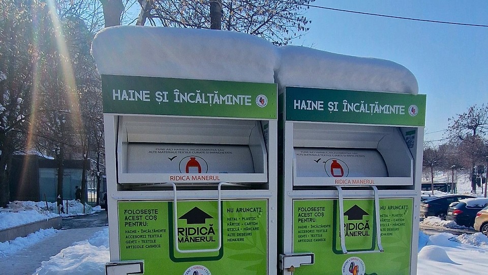 „Nu aruncați hainele vechi la ghene, ci în containerele speciale!”