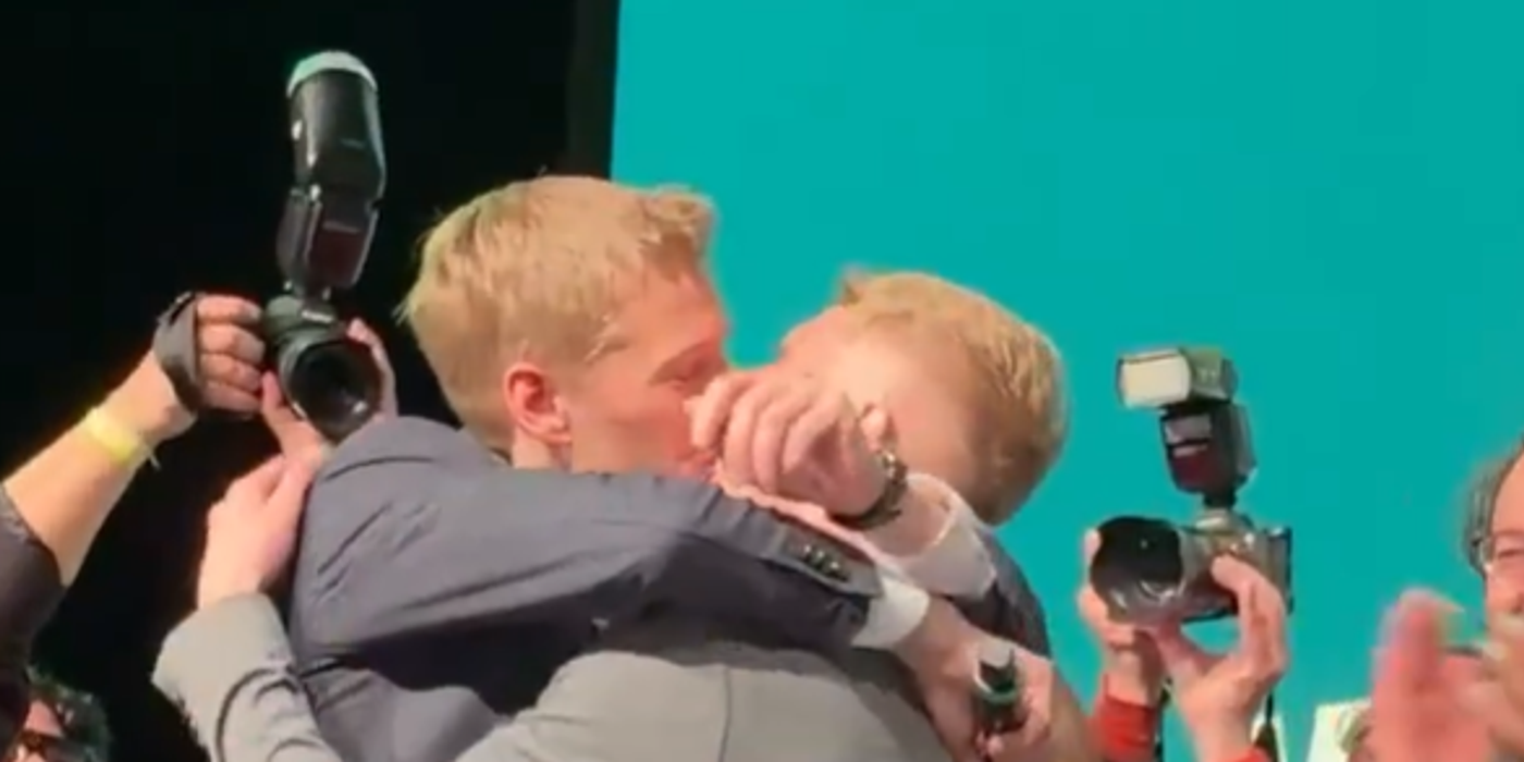 VIDEO Scenă tulburătoare în fața a mii de oameni: Noul primar homosexual din Munchen, Dominik Krause, și-a sărutat partenerul pe gură după anunțarea victoriei în alegeri