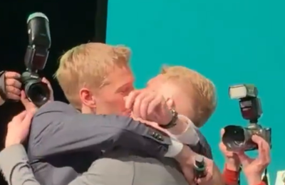 VIDEO Scenă tulburătoare în fața a mii de oameni: Noul primar homosexual din Munchen, Dominik Krause, și-a sărutat partenerul pe gură după anunțarea victoriei în alegeri