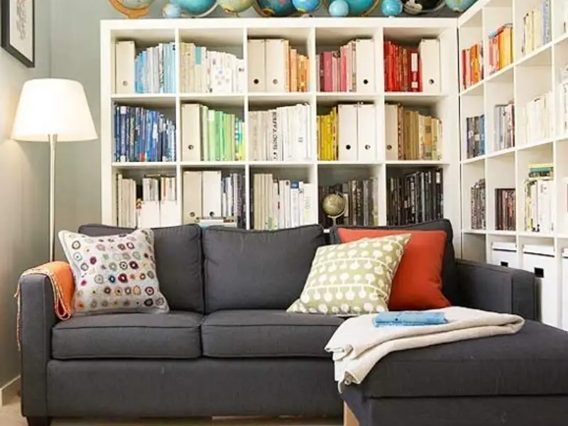 5 biblioteci pentru apartamente mici